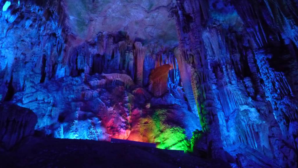 12-i-posti-più-belli-del-mondo-cina-red-flute-cave