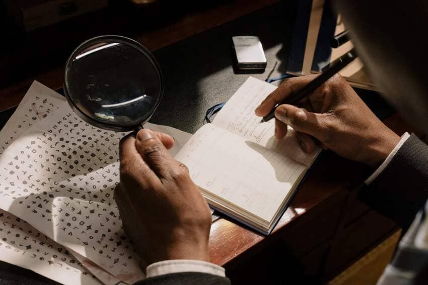 investigatore privato con lente di ingrandimento
